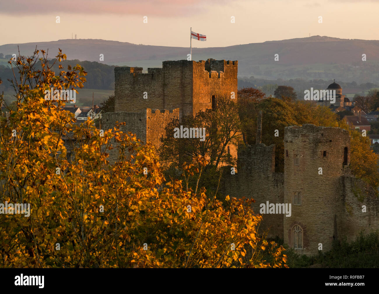 Herbst Sonnenaufgang an Ludlow Castle, von whitcliffe Gemeinsame, Shropshire gesehen. Stockfoto