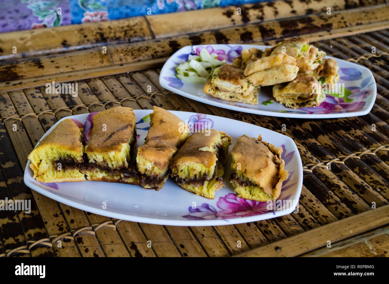 TERANG BULAN, Süße Pfannkuchen und MARTABAK TELUR gefüllte Pfannkuchen oder gebratenes Brot Indo-Stil Stockfoto