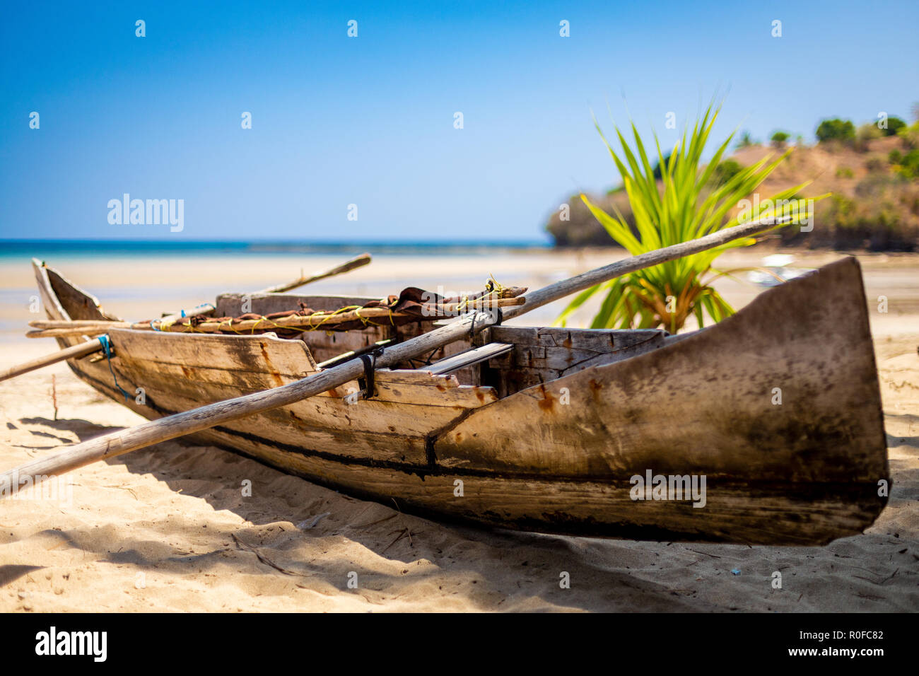 Lokale pirogue Boot am Strand auf Nosy Be Madagaskar. Stockfoto