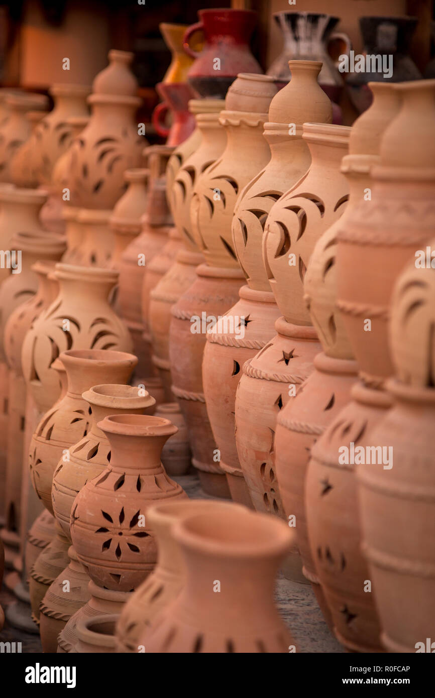 Handgefertigte Keramik und Töpferei außerhalb Nizwa Souk, Oman. Stockfoto