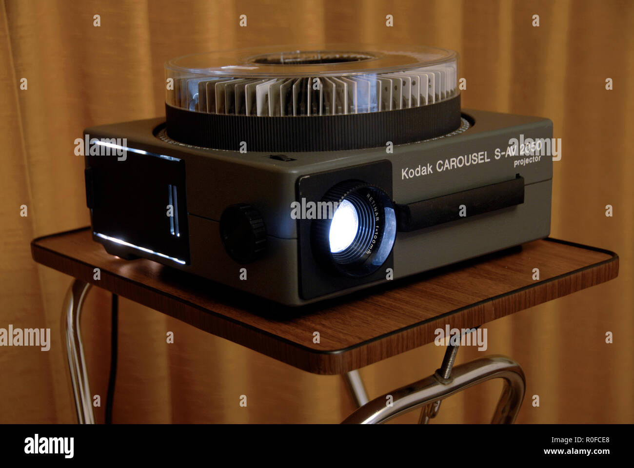 Kodak Carousel S-AV 2050 35-mm-Dia Projektor mit Umgebungslicht auf Stockfoto