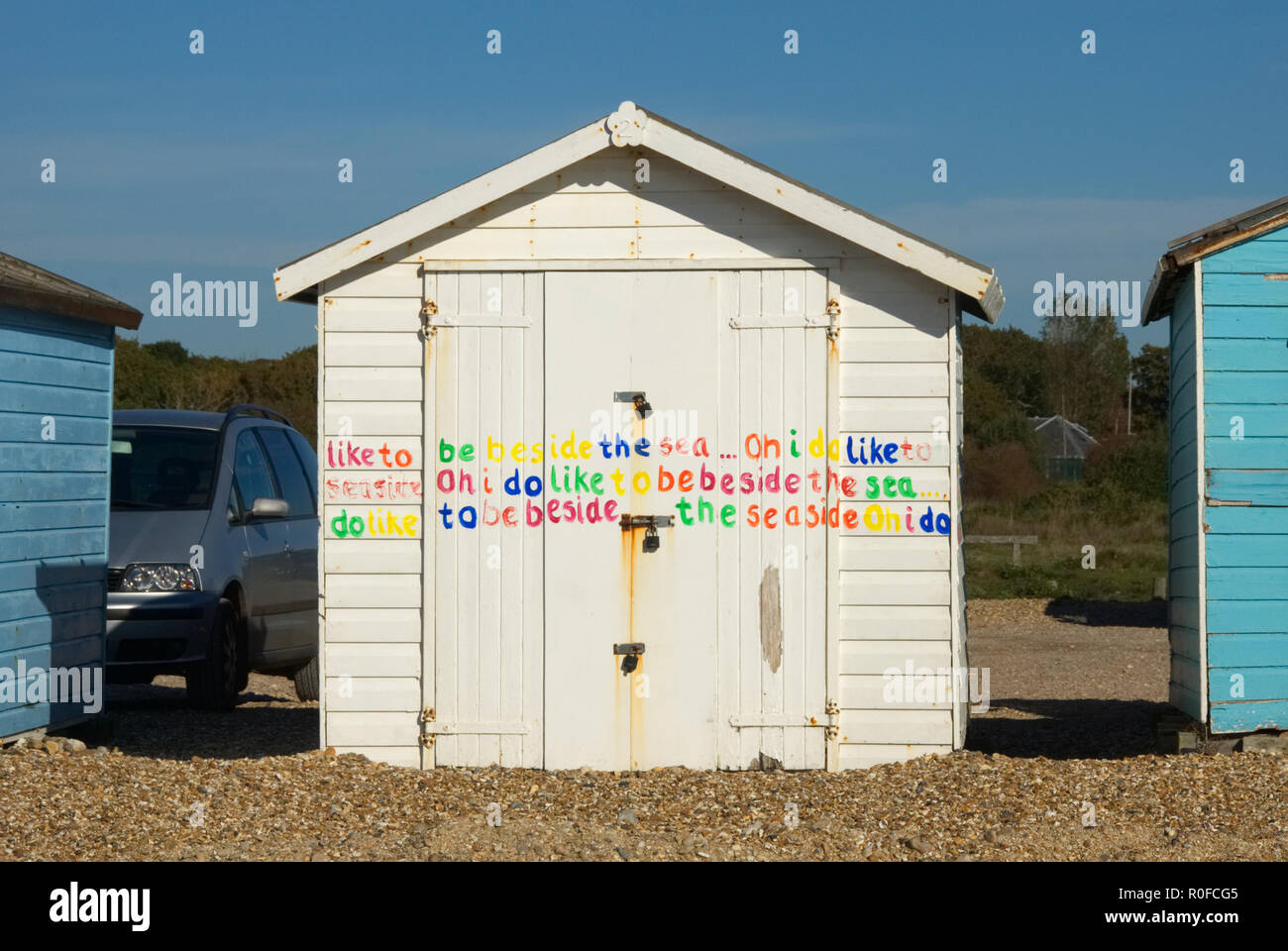 White Beach Hütte am Meer mit den Worten "Ich mag, neben der Küste' in mehreren Farben gemalt, England Stockfoto