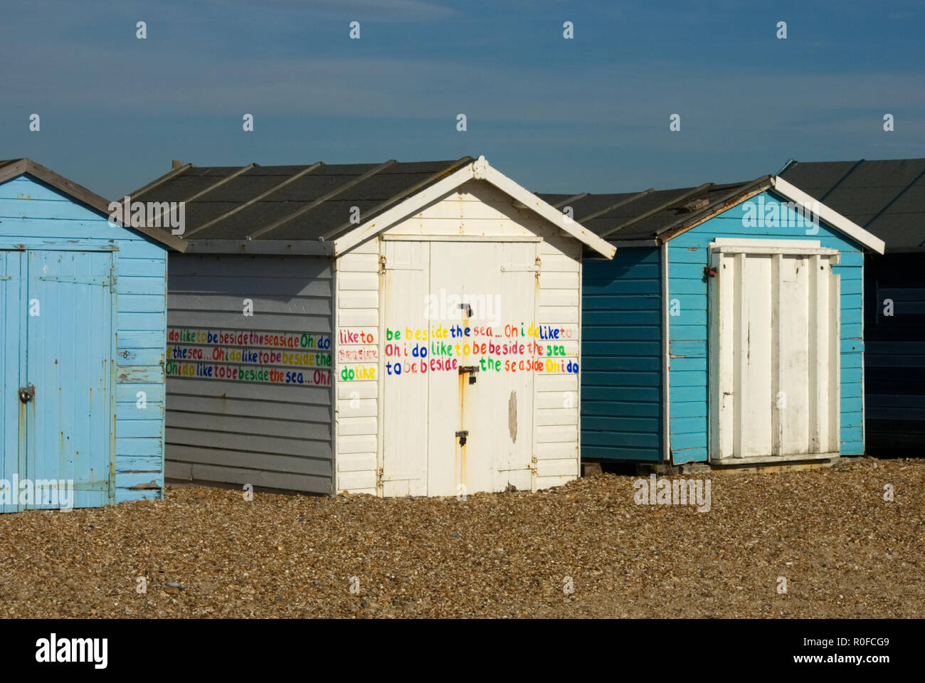 White Beach Hütte am Meer mit den Worten "Ich mag, neben der Küste' in mehreren Farben gemalt, England Stockfoto