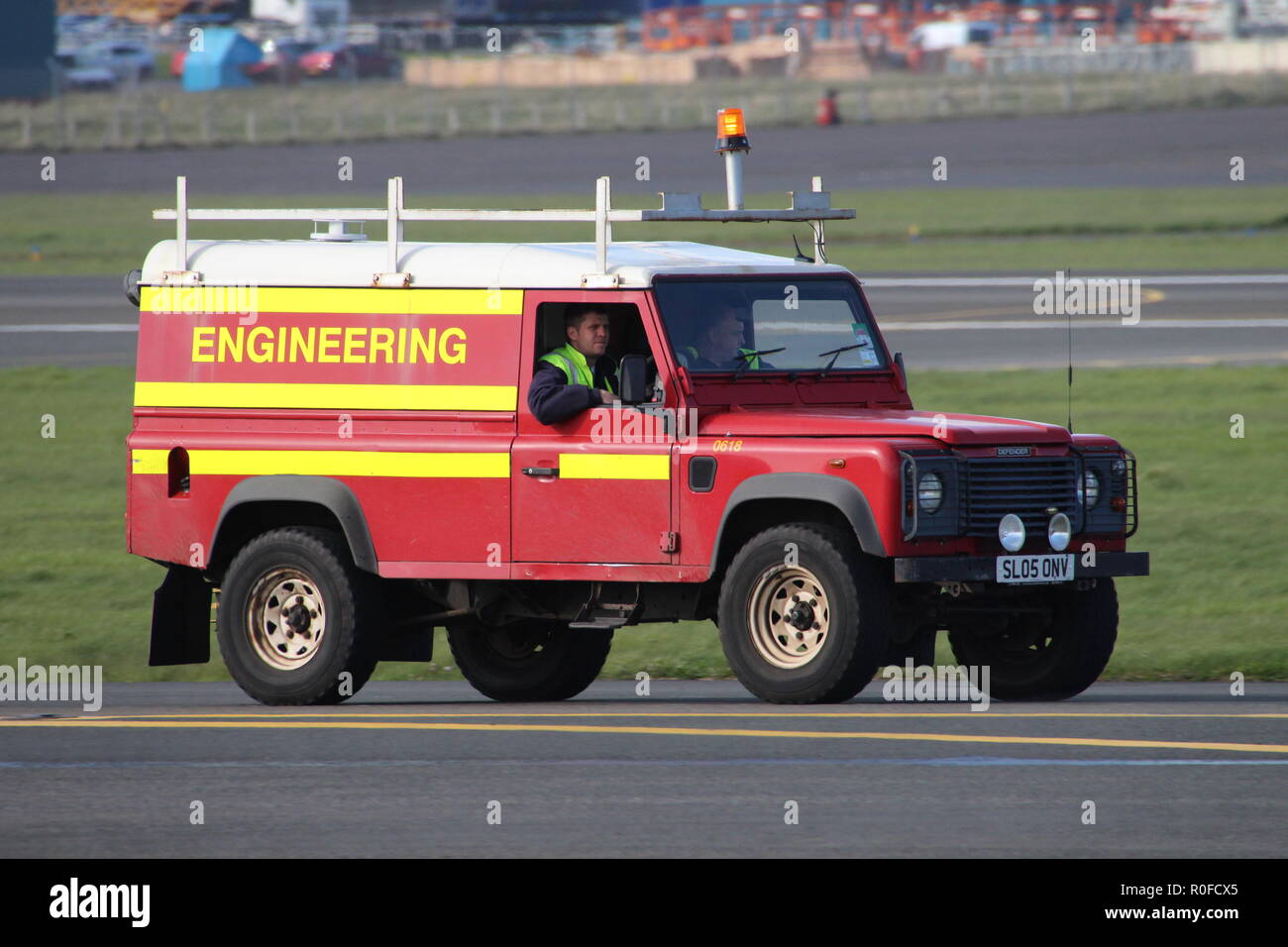 SL 05 ONV (0618), ein Land Rover Defender 110 vom Flughafen Prestwick Engineering Abteilung betrieben. Stockfoto