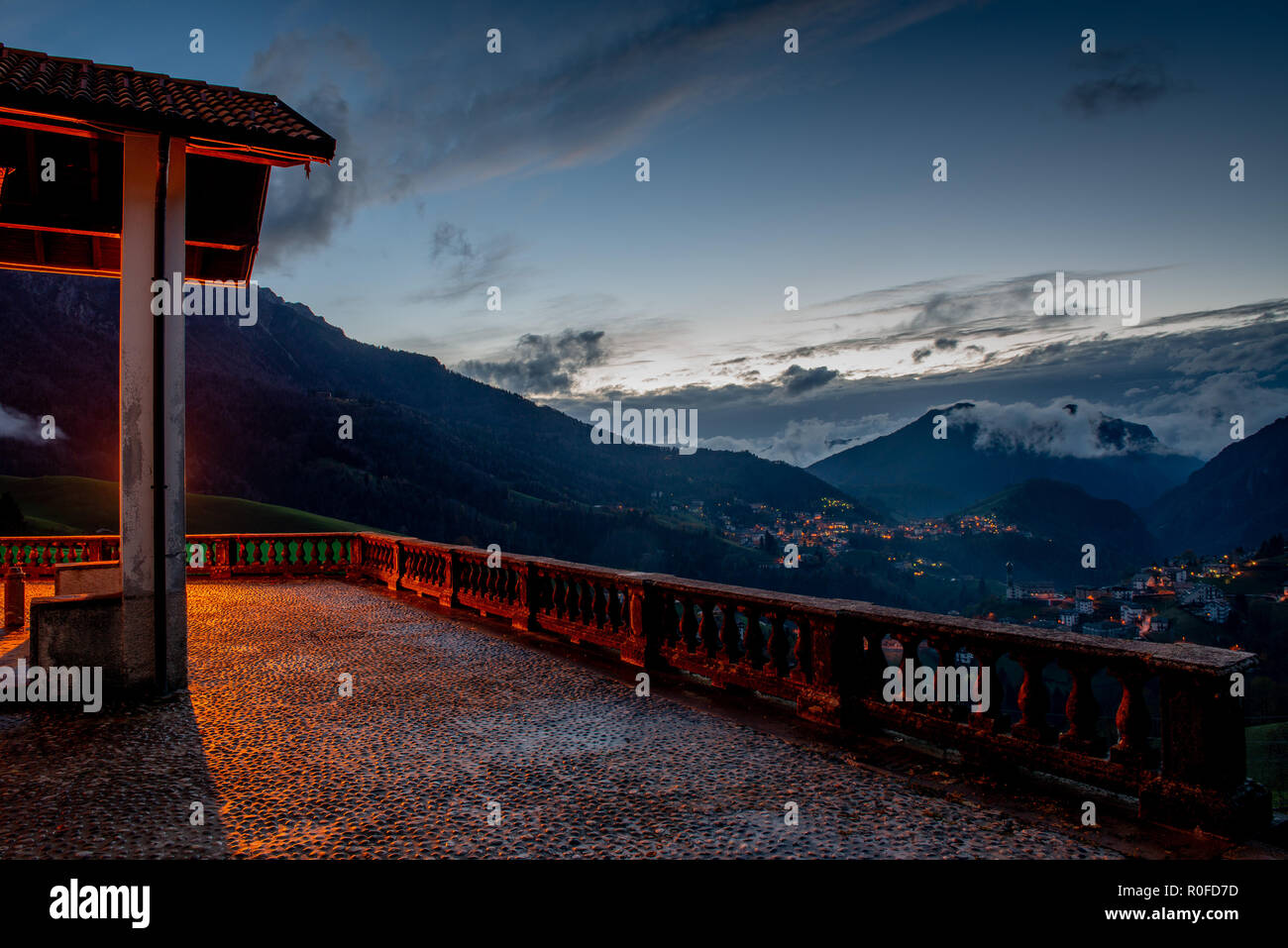 Geheimnis der Zambla Kirche beleuchtet bei Sonnenuntergang Stockfoto