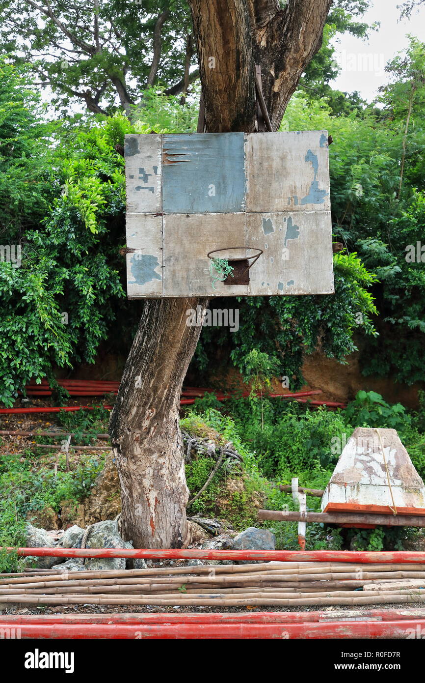 Abgesplitterte street Basketball Korb auf einem Baum - Bambus auf dem Boden in einem Fischerdorf shanty Gegend in der Nähe von Princesa Point und der Stadt baywalk alo angeordnet Stockfoto
