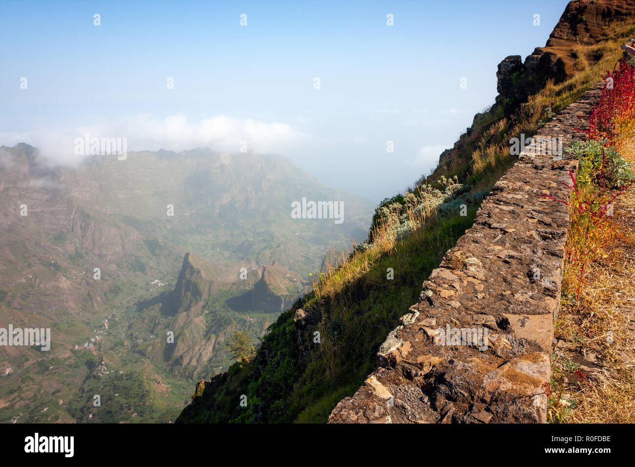 Cabo Verde Landschaft vulkanischen Berge von Santo Antao. Felsige Kante, die durch die Straße Stockfoto