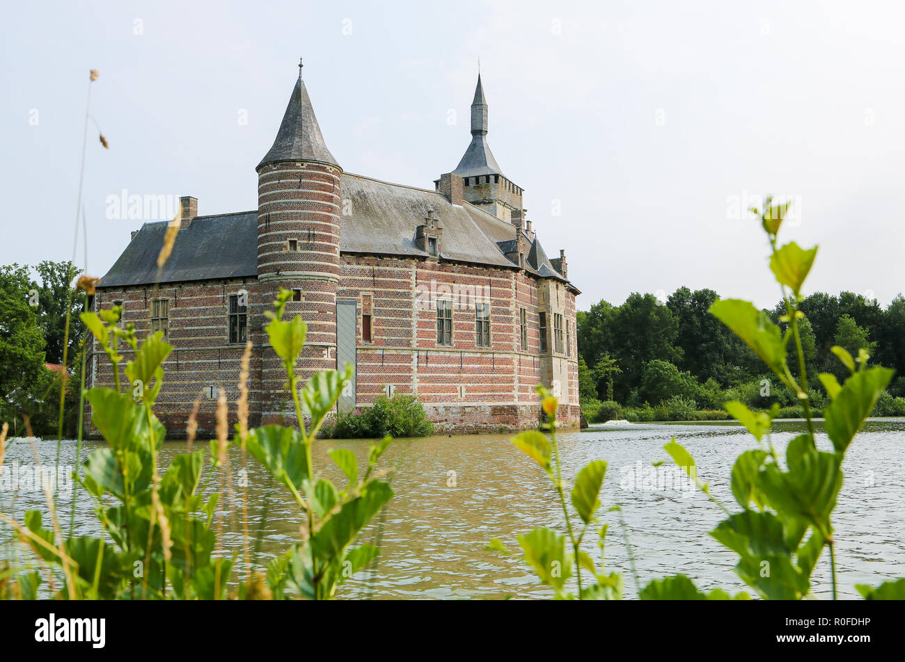 Horst Schloss (11. Jh.), lokal bekannt als Kasteel van Horst, liegt in der Nähe des Dorfes Sint-Pieters-Ritt in der Nähe von Leuven, in der Provinz Flämisch Br Stockfoto