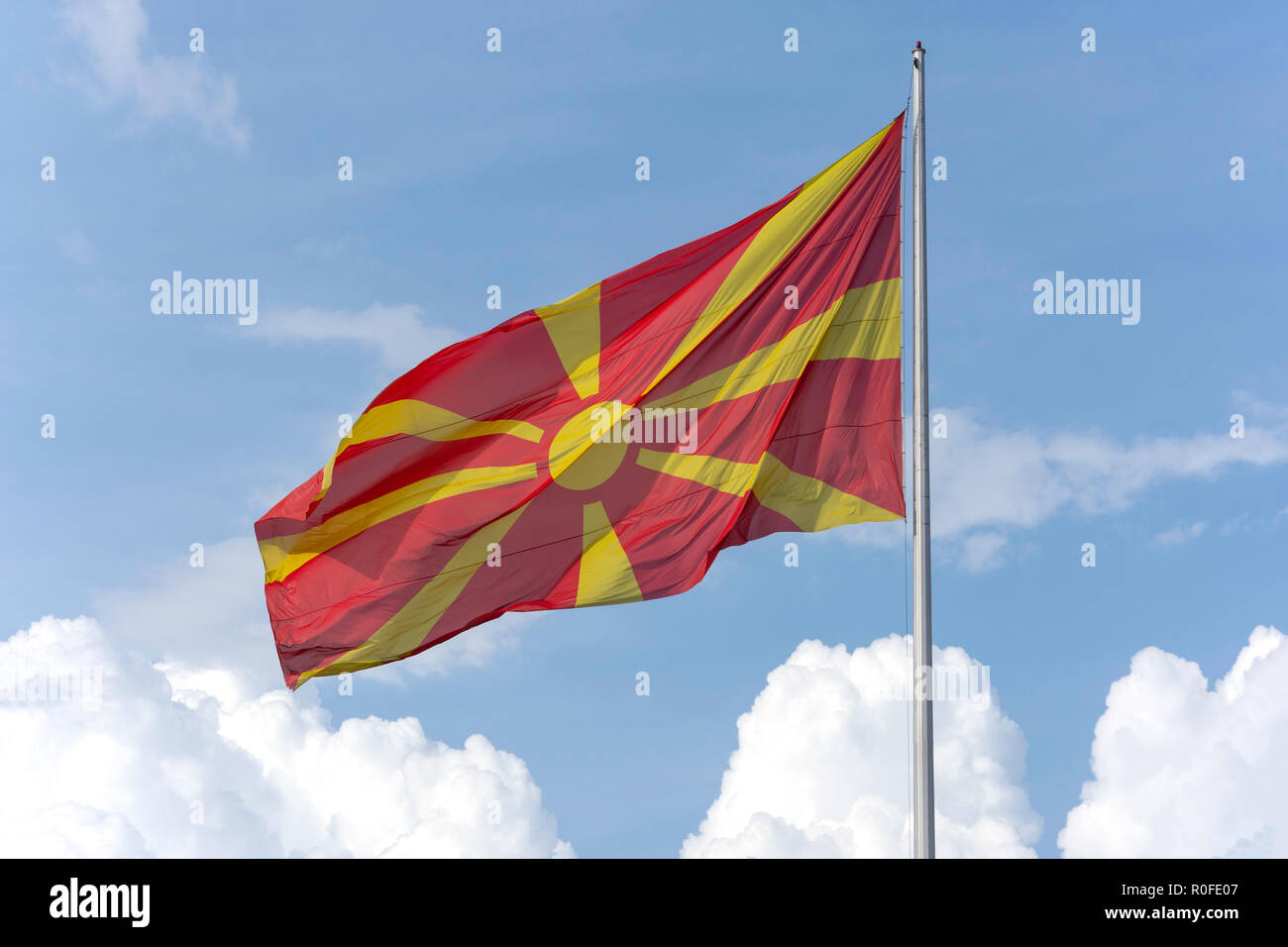 Die mazedonische Flagge am Fahnenmast, Skopje, Skopje Region, Republik Nördlich Mazedonien Stockfoto