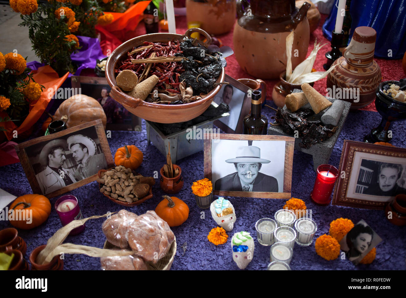 Ein Altar mit Bildern von verstorbenen Menschen und Lebensmitteln eingerichtet wird während der Tag der Toten in Coyoacan, Mexiko angezeigt Stockfoto