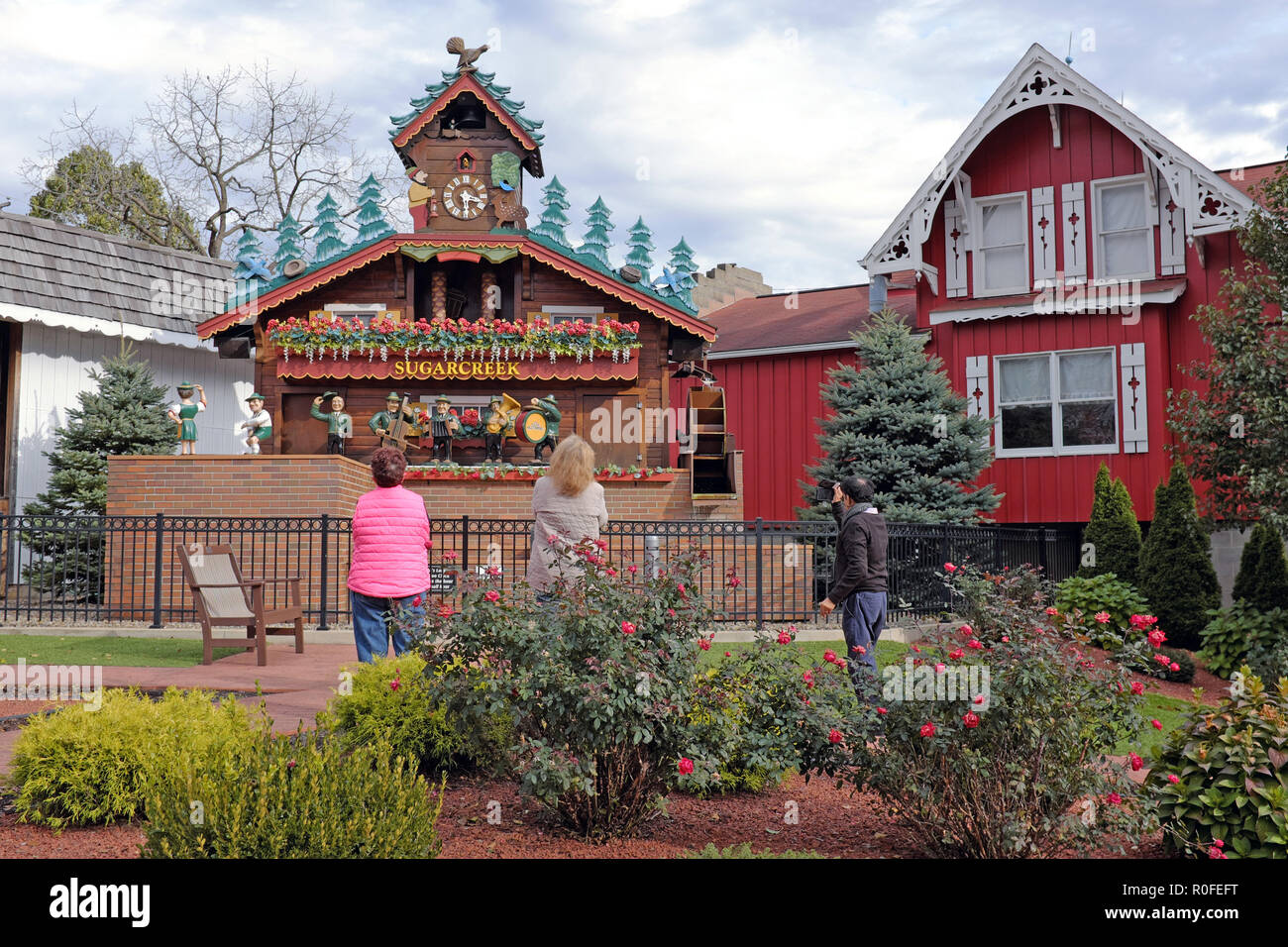 Die Besucher der weltweit größte Kuckucksuhr in Sugarcreek, Ohio, USA Fotos als die Fünf-stück Roboter oompa Band führt. Stockfoto