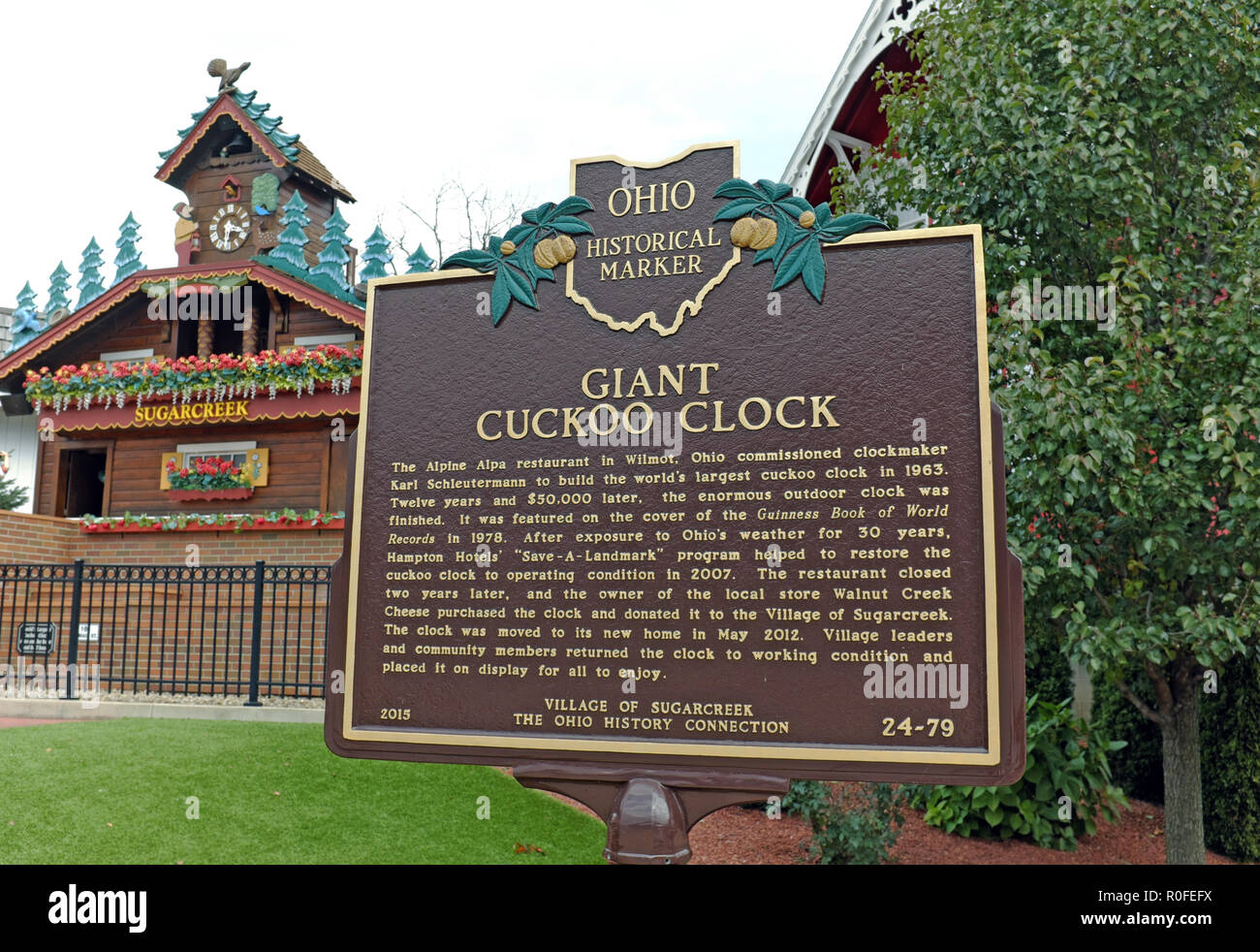Die größte Kuckucksuhr der Welt steht in Sugarcreek, Ohio, USA, wo ein historischer Marker aus Ohio, der seine Geschichte erklärt, steht. Stockfoto