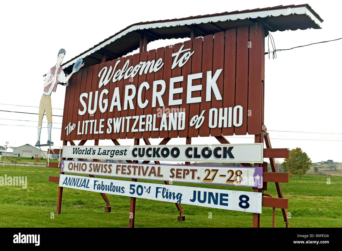 Das berühmte Schild "Willkommen bei Sugarcreek" heißt Besucher dieser beliebten Amish-Gemeinde in Sugarcreek, Ohio, USA willkommen. Stockfoto