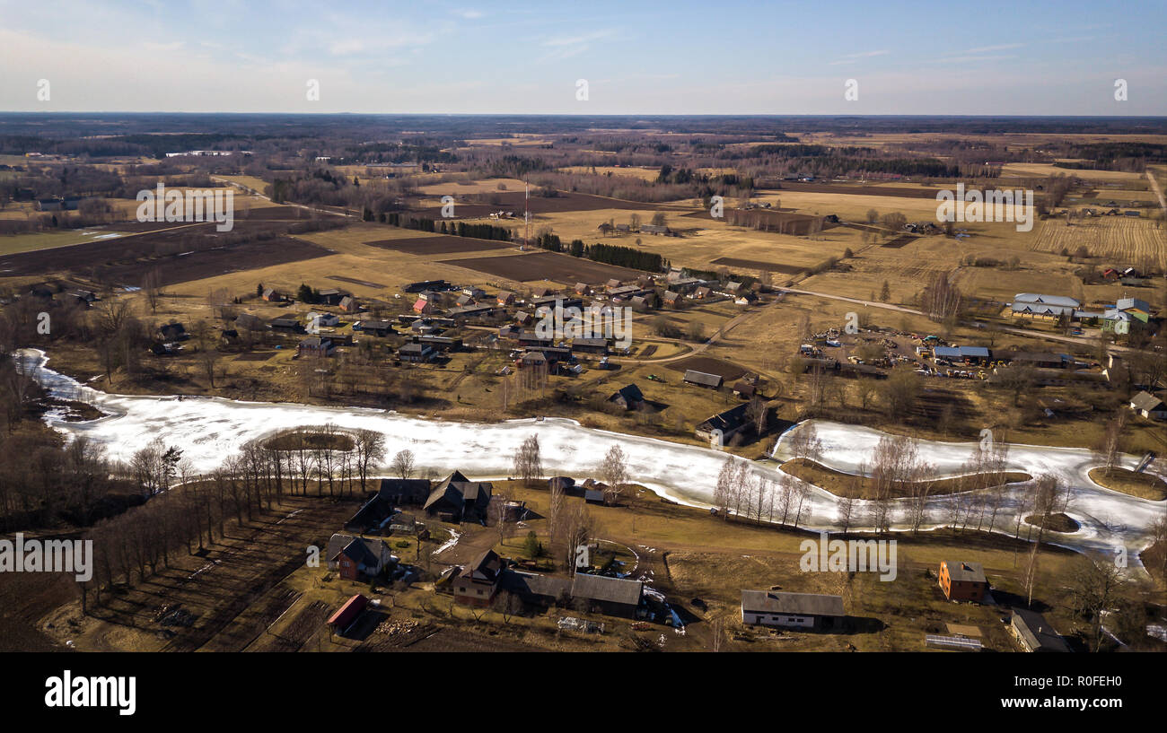 Antenne Drone Foto eines Wiesen in schöner Frühling Farben in kleinen ländlichen Dorf umgeben Stockfoto