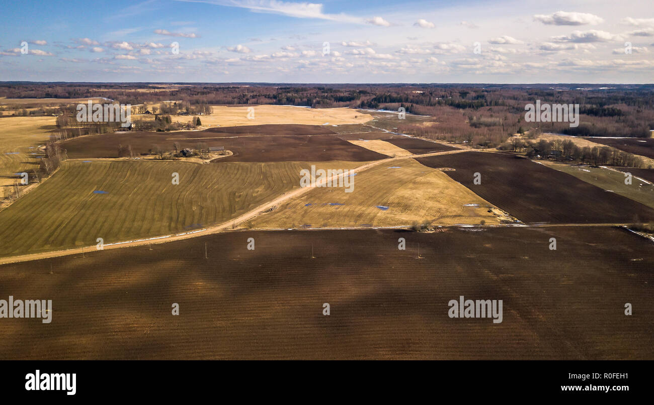 Antenne Drone Foto eines Wiesen in schöner Frühling Farben in kleinen ländlichen Dorf umgeben Stockfoto