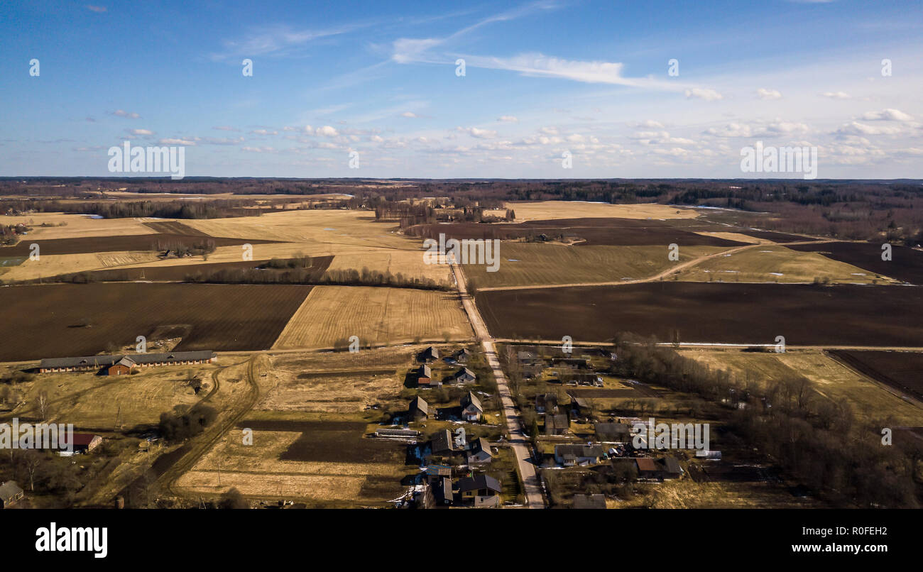 Antenne Drone Foto eines Wiesen in schöner Frühling Farben in kleinen ländlichen Dorf umgeben Stockfoto