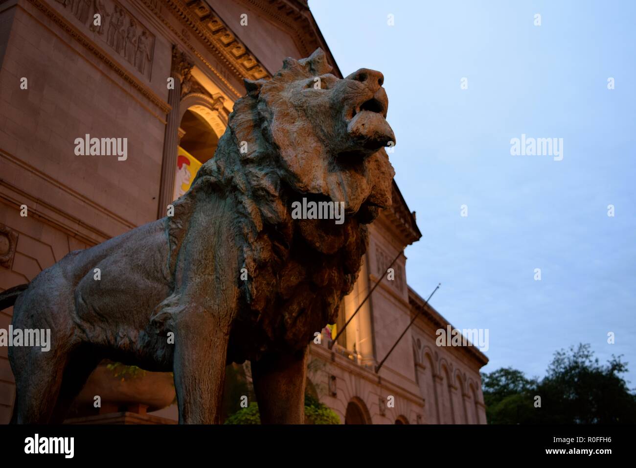 Eine von zwei Löwen am Eingang der Kunst Institut von Chicago. 1893 gegründet, das Museum ist eine der ältesten und größten in den USA. Stockfoto