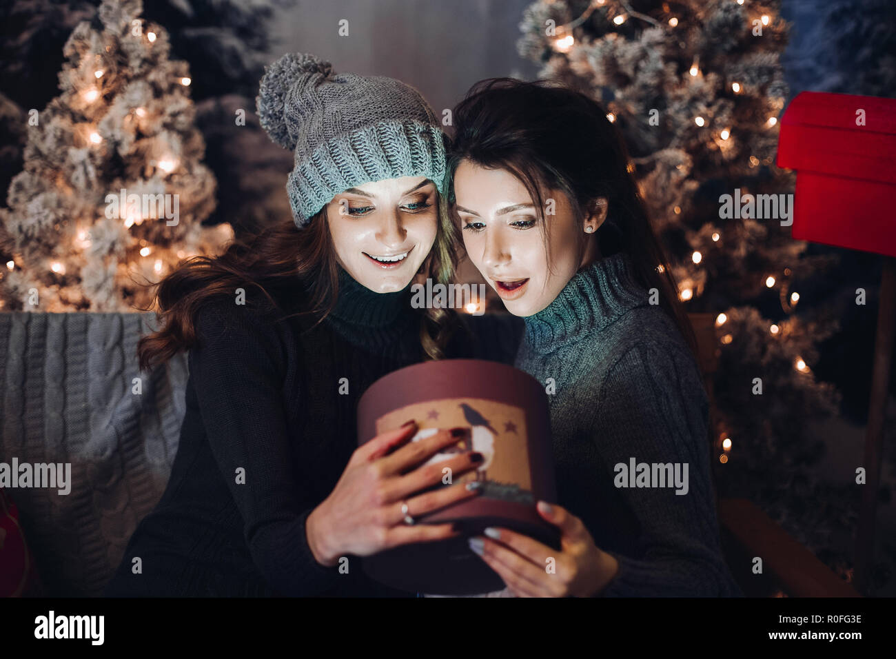 Zwei Freundinnen öffnen Mit an Weihnachten. Stockfoto