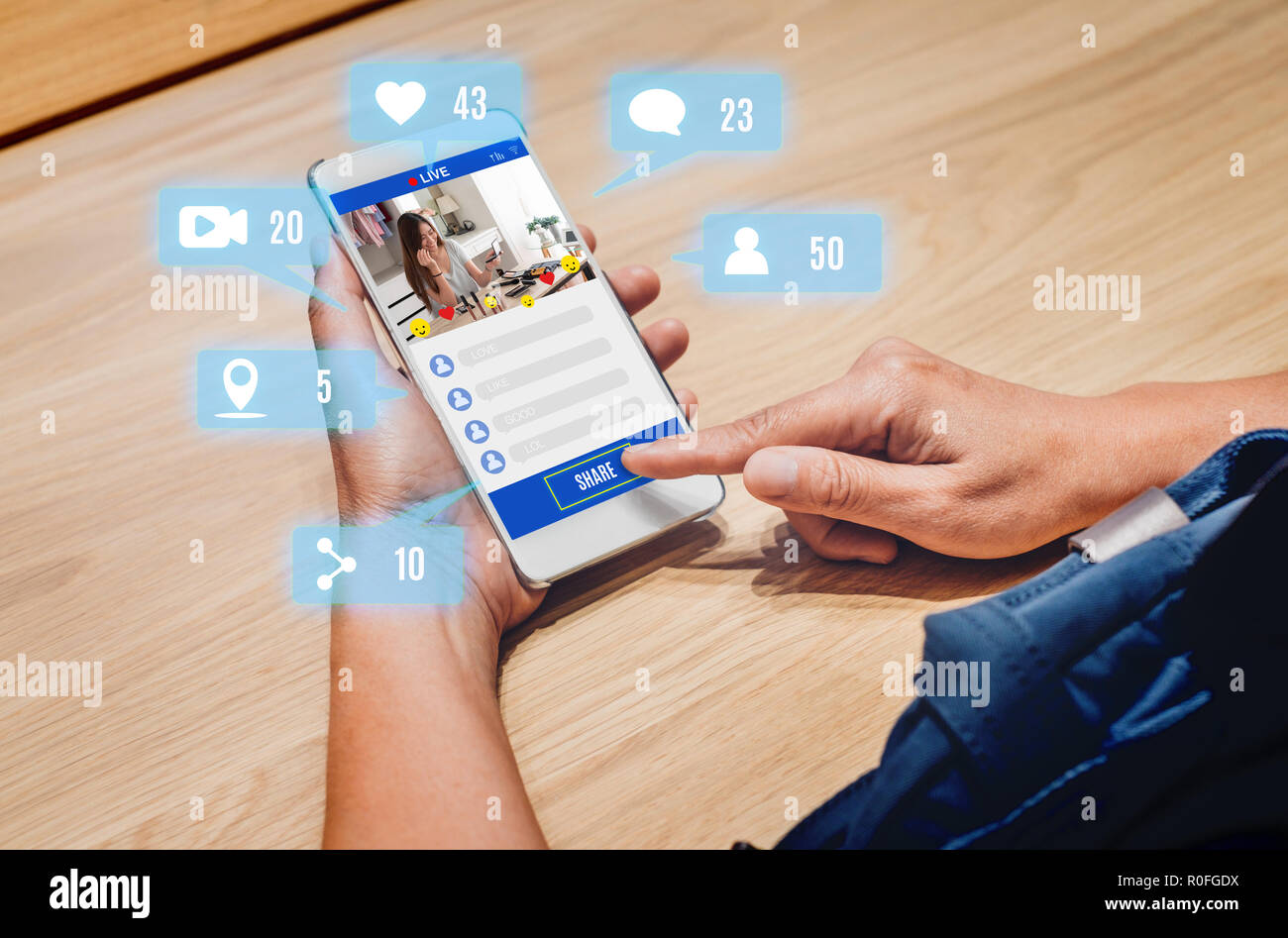 Frau teilen Blick auf Schönheit blogger Review online mit mobilen Apps auf Holz Tisch zu Hause, online Einflussnehmer Technologie im täglichen Lebensstil, digitalen Zeitalter co Stockfoto