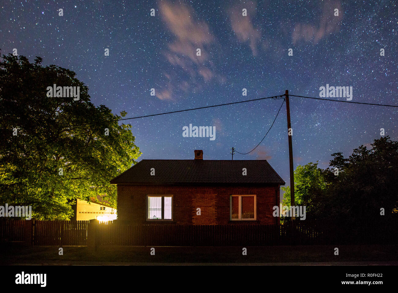 Sternenhimmel über kleines Haus in Osteuropa Stockfoto