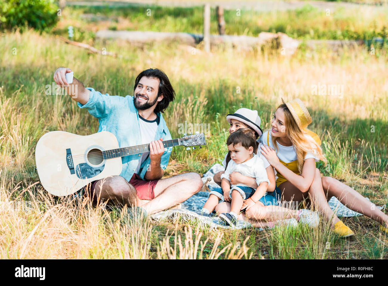 Vater von selfie von Familie mit Smartphone im Picnic Stockfoto