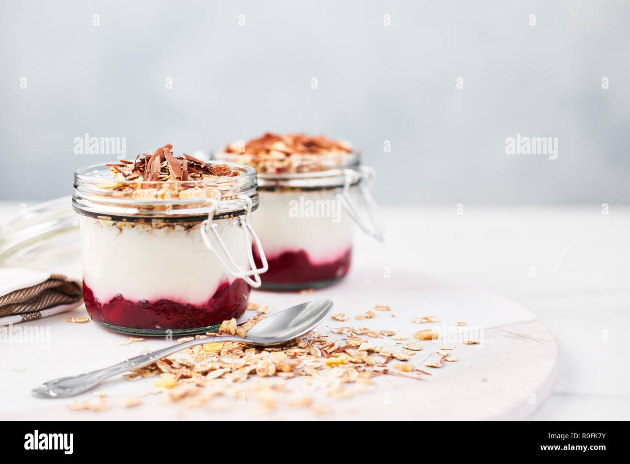 Gesundes Frühstück. Zwei Gläser der gesunden Joghurt mit Erdbeersauce ...