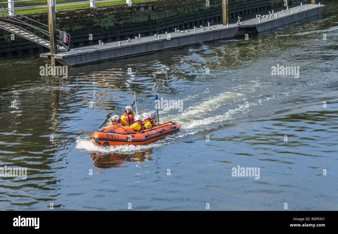 RNLI Crew Training in Teddington, England, Großbritannien Stockfoto