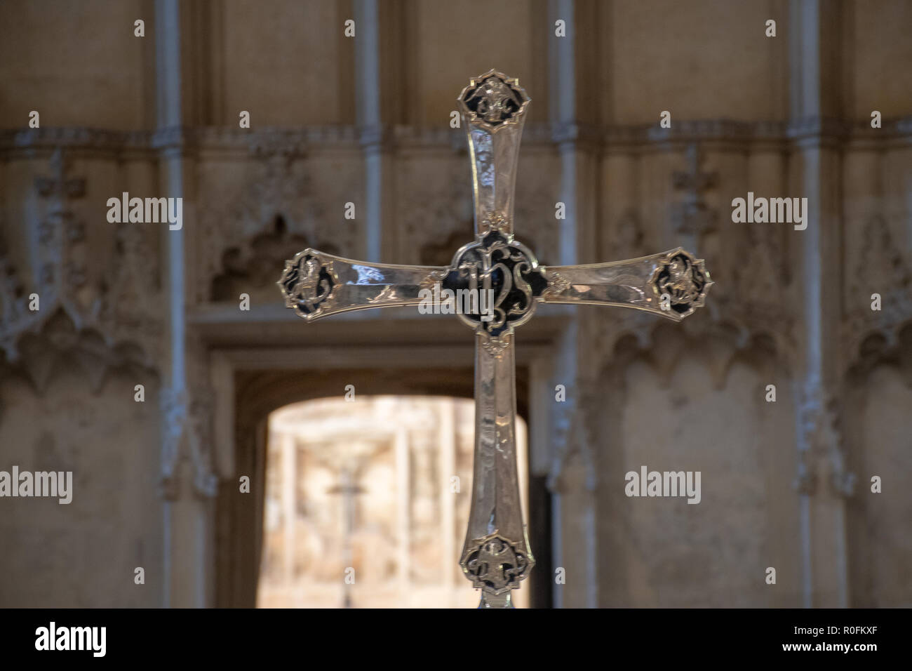Reich verzierten Kreuz in englischen Kirche entfernt Stockfoto