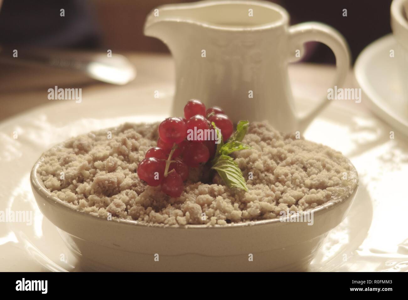 Nachmittagstee und mit der Creme zerbröseln Stockfoto