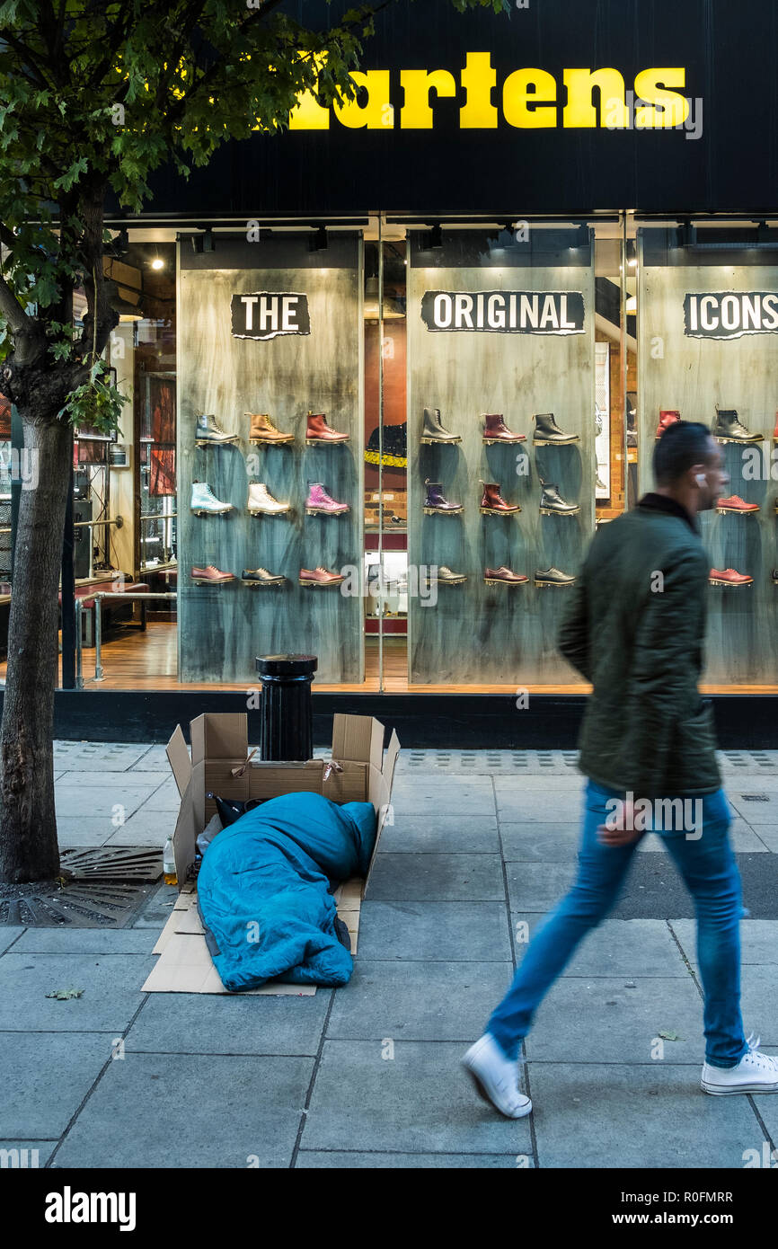 Rough sleeper in behelfsmäßigen Home, Westminster, London, England, Großbritannien Stockfoto