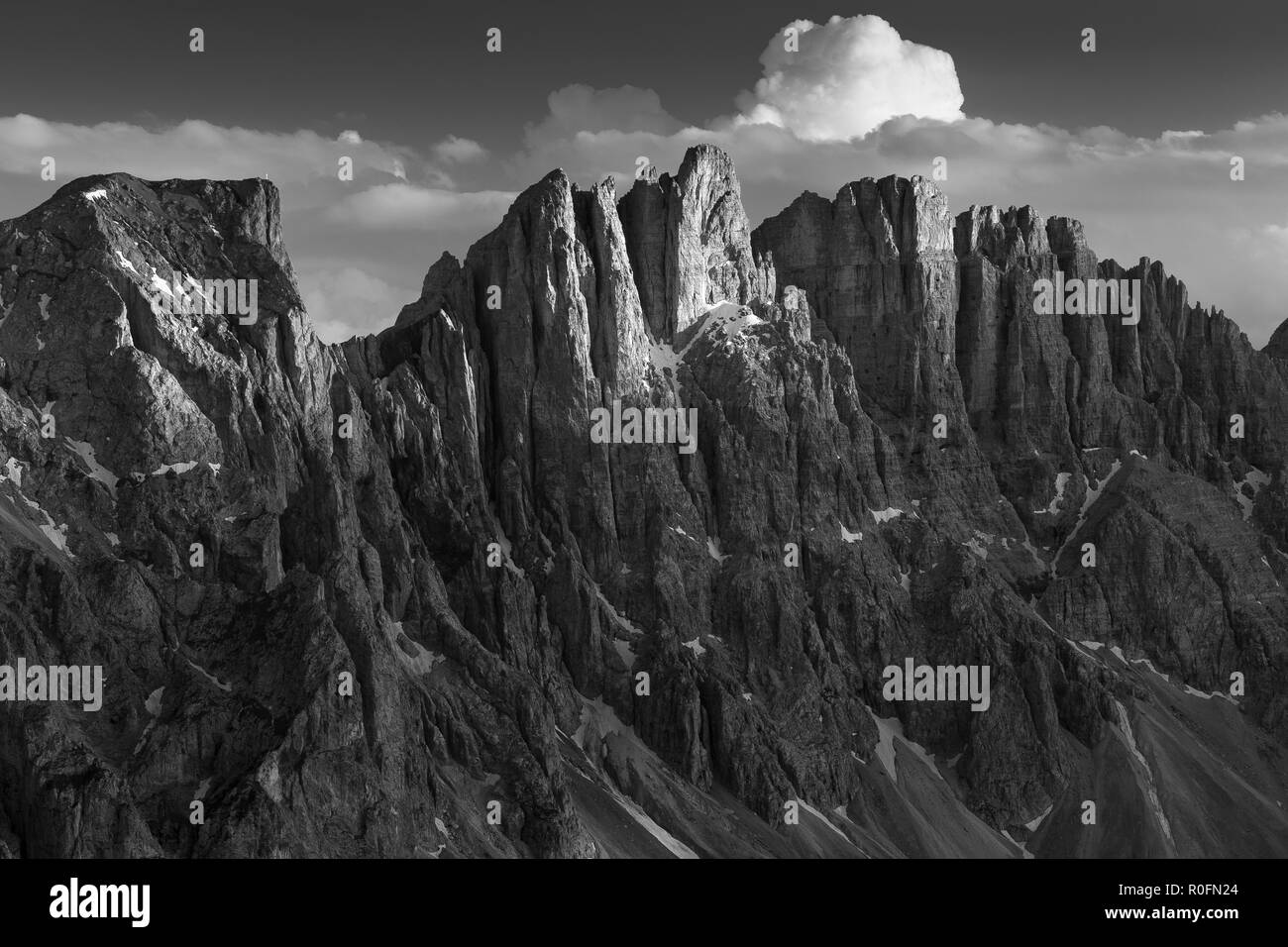 Latemar Gruppe die Berge bei Sonnenuntergang. Val d'Ega. Die Dolomiten von Südtirol. Italienische Alpen. Schwarz Weiß Berglandschaft. Stockfoto