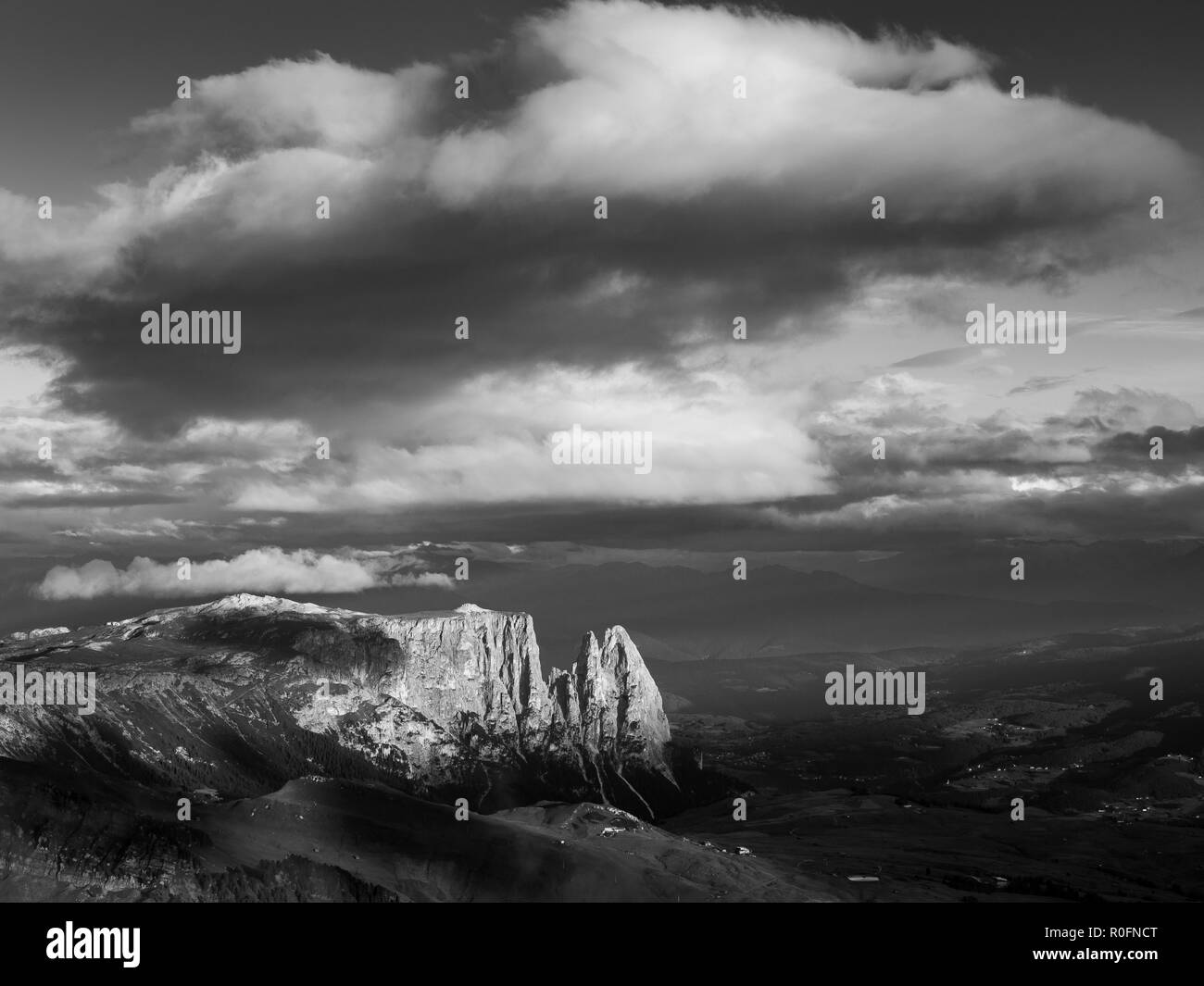 Blick auf die Berggruppe Sciliar. Sonnenlicht und Wolken. Die Grödner Alpen. Italienische Alpen. Schwarz-weiße Berglandschaft. Europa. Stockfoto