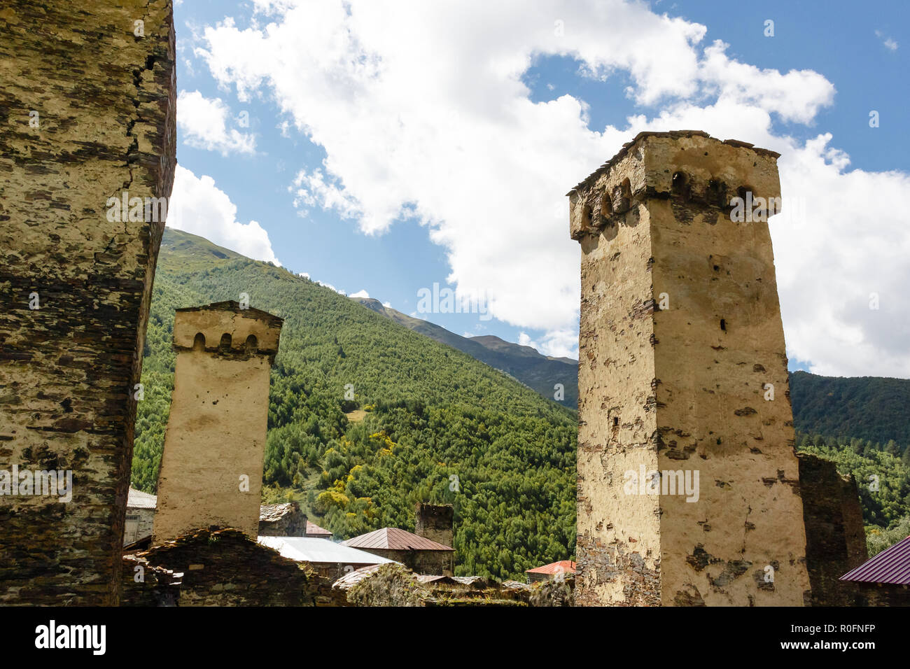 Alte Stein svan Türme auf der Straße von Harderwijk Dorf in Svaneti, Georgia. Sonnigen Tag und Himmel mit Wolken Hintergrund. Stockfoto