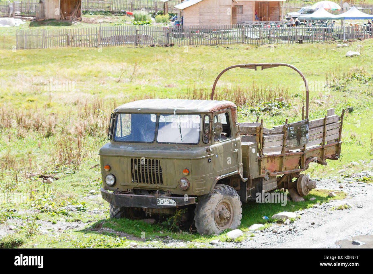 Alten, verlassenen Rusty militärische Fahrzeug. Sonnigen Tag in Harderwijk, Swaneti, Georgien Stockfoto