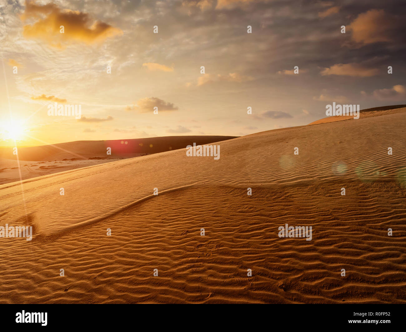 Weißen Sanddünen am Sonnenaufgang, Mui Ne, Vietnam Stockfoto