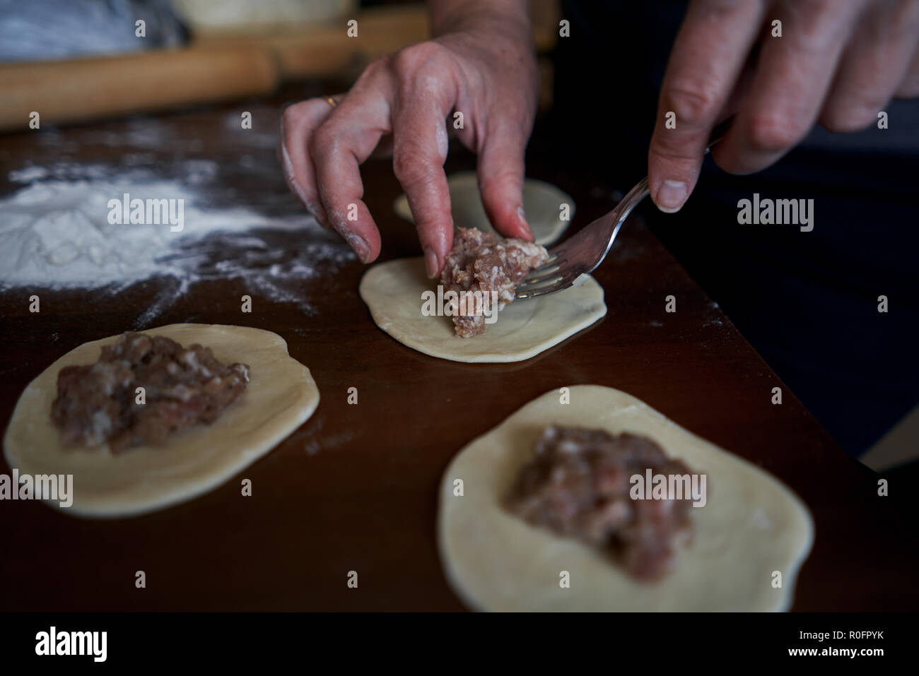 Oma macht Knödel Stockfoto