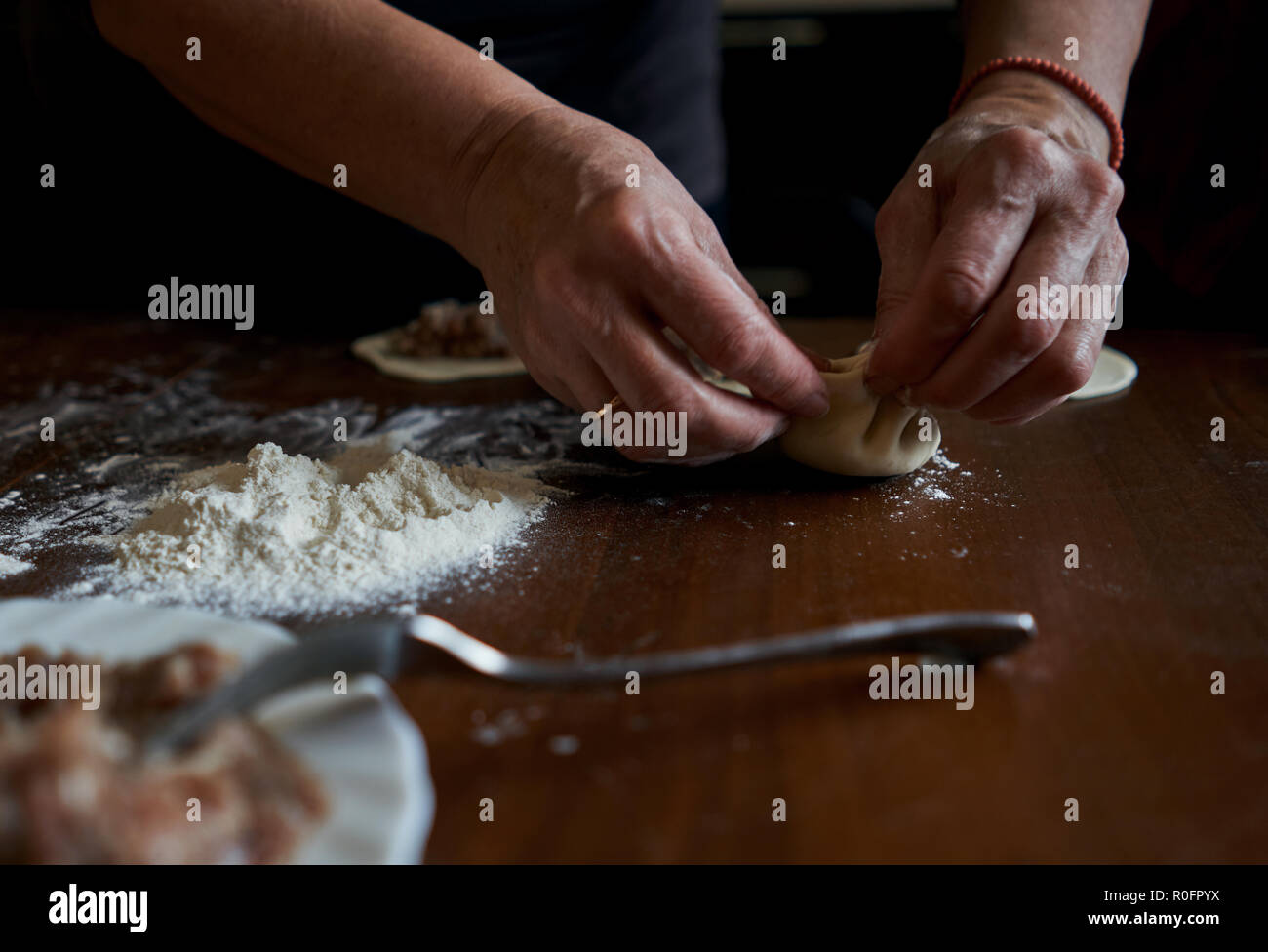 Oma macht Knödel Stockfoto