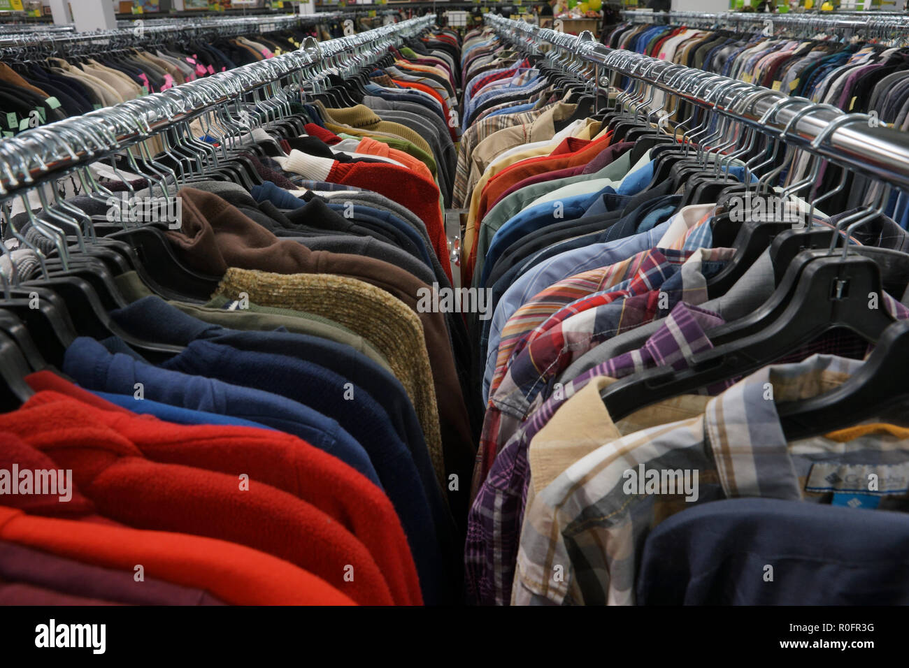 Montreal, Kanada, 3. März, 2018. Regale in der Kleidung der Männer in Sparsamkeitspeicher. Credit: Mario Beauregard/Alamy leben Nachrichten Stockfoto