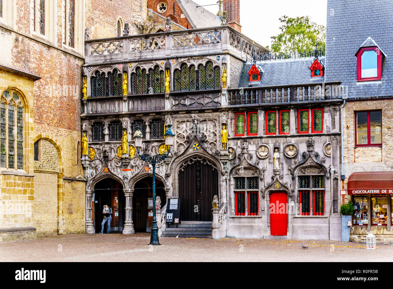 Basilika des Heiligen Blutes auf dem Burgplatz im Herzen der historischen Stadt Brügge, Belgien. Stockfoto