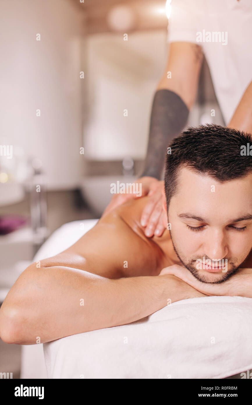 Entspannende Massage nach dem Training, Stockfoto
