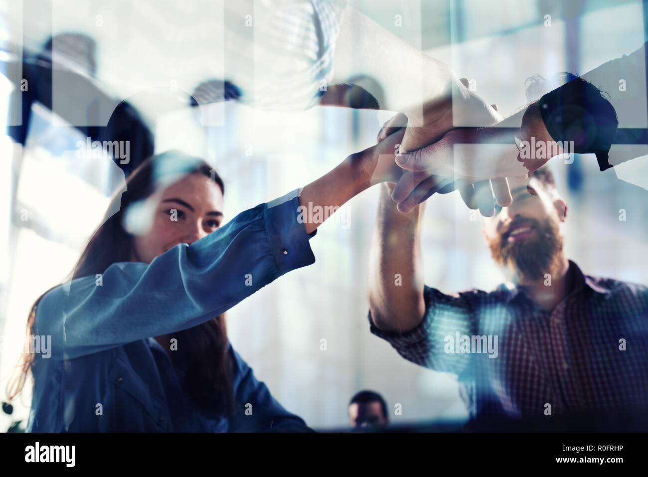 Handshaking business Person im Büro. Konzept der Teamarbeit und Partnerschaft. Double Exposure mit Lichteffekten Stockfoto