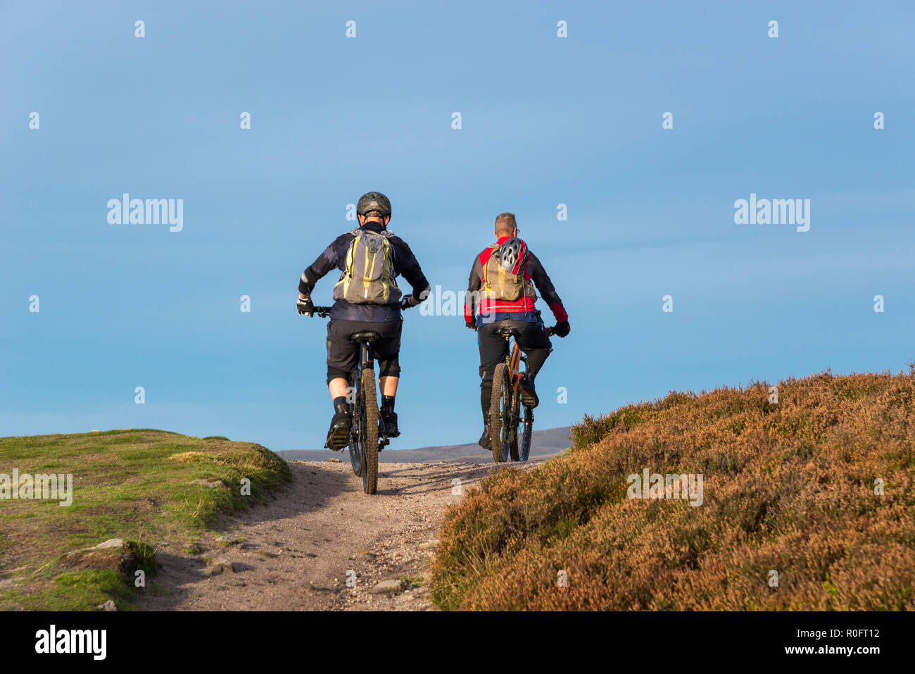 Zwei Radfahrer an Whinstone Lee Tor auf Derwent Kante im Peak District National Park, Derbyshire, England. Stockfoto