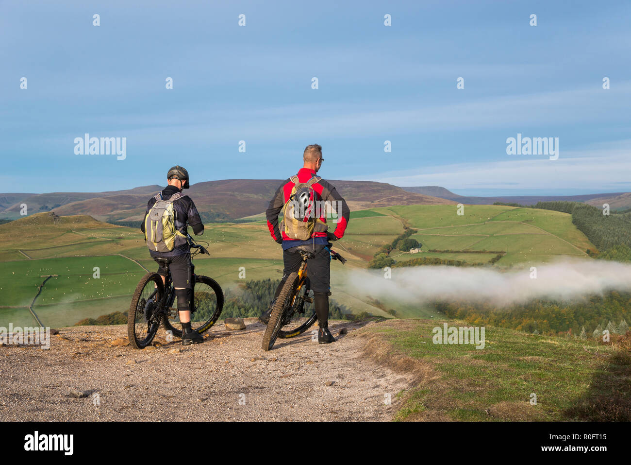 Zwei Radfahrer an Whinstone Lee Tor auf Derwent Kante im Peak District National Park, Derbyshire, England. Stockfoto