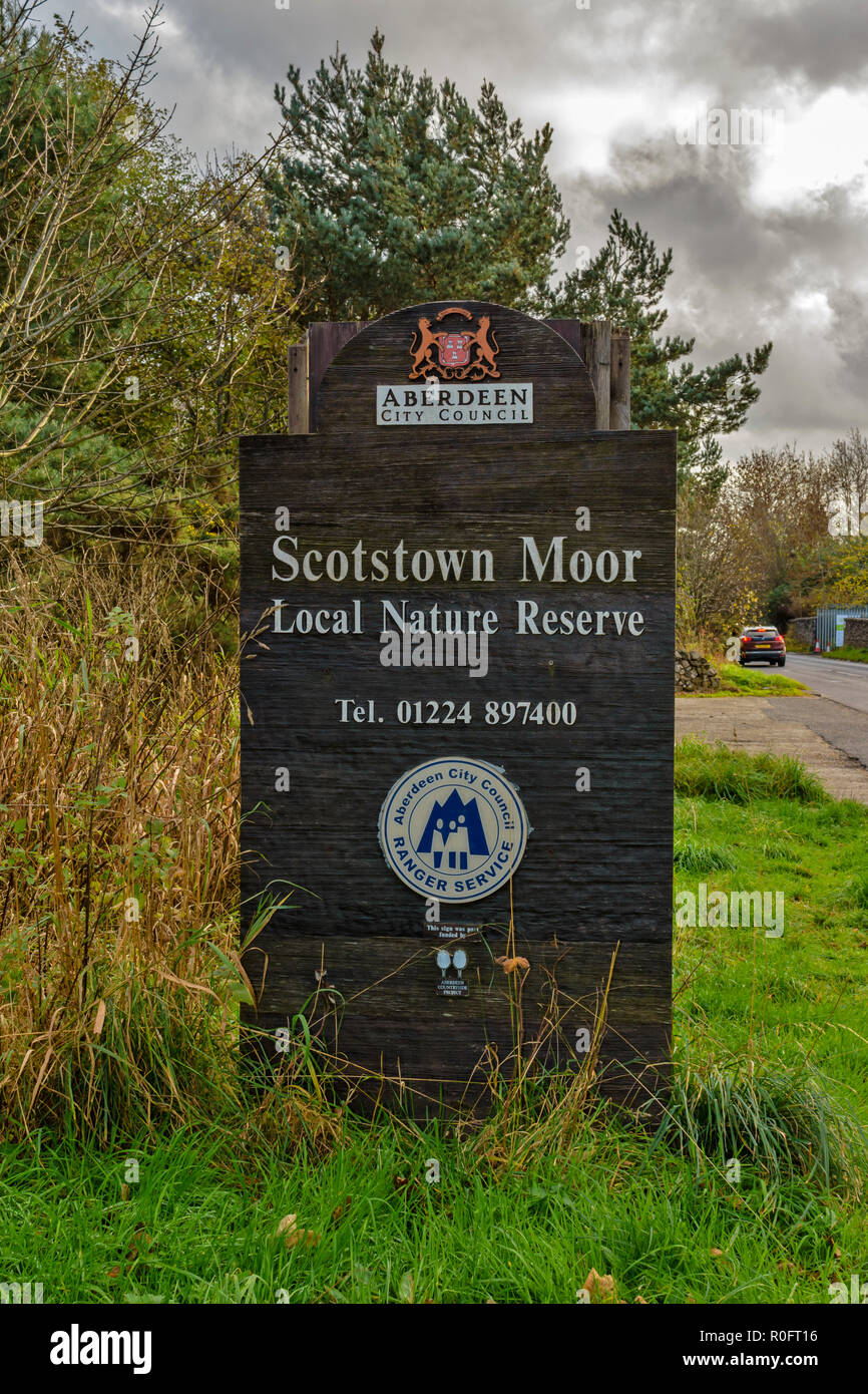 Lokale SCOTSTOWN MOOR NATURSCHUTZGEBIET ABERDEEN SCHOTTLAND SCHILD AM EINGANG ZUM PARKPLATZ Stockfoto