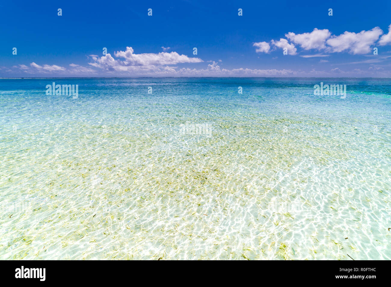 Strand und schöne tropische Meer. Exotische Sommer Meer mit blauem Wasser. Weiße Wolken am blauen Himmel über Sommer Meer. Tropischen Meeres entspannen. Stockfoto