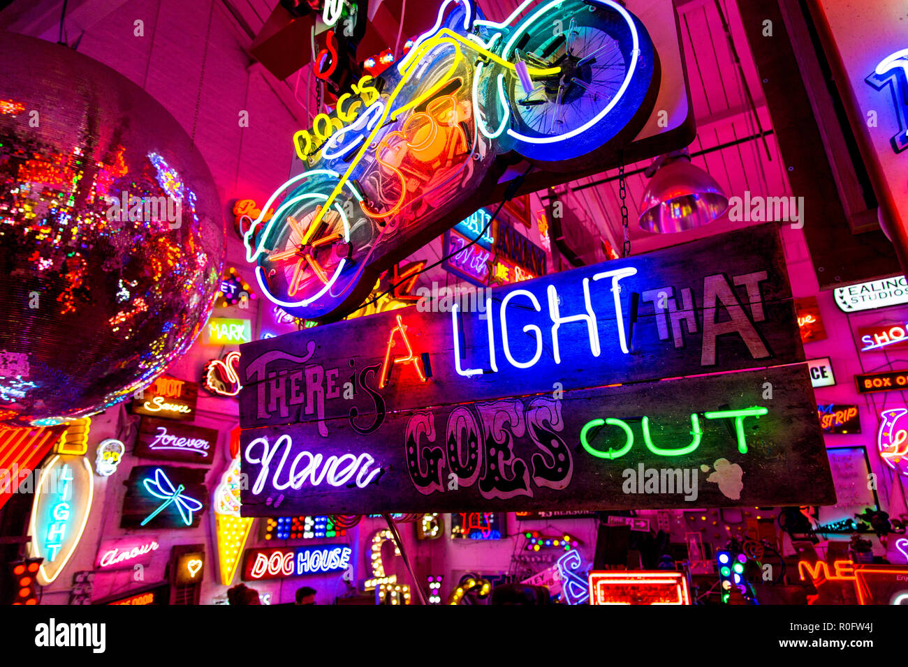Zimmer mit hellen bunten Leuchtreklamen, neon shop Götter Schrottplatz, Walthamstow, London, UK Stockfoto