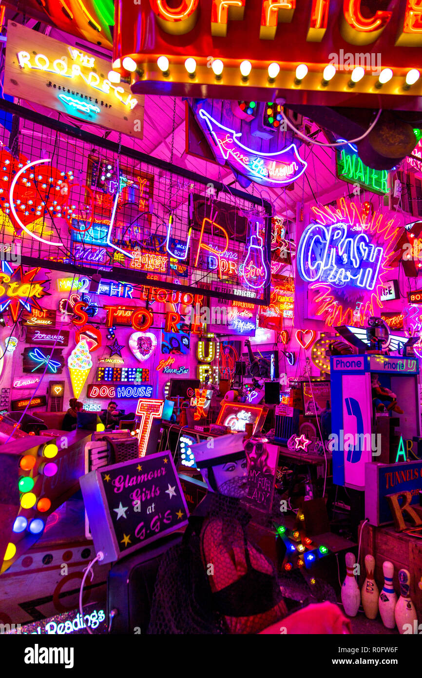 Zimmer mit hellen bunten Leuchtreklamen, neon shop Götter Schrottplatz, Walthamstow, London, UK Stockfoto