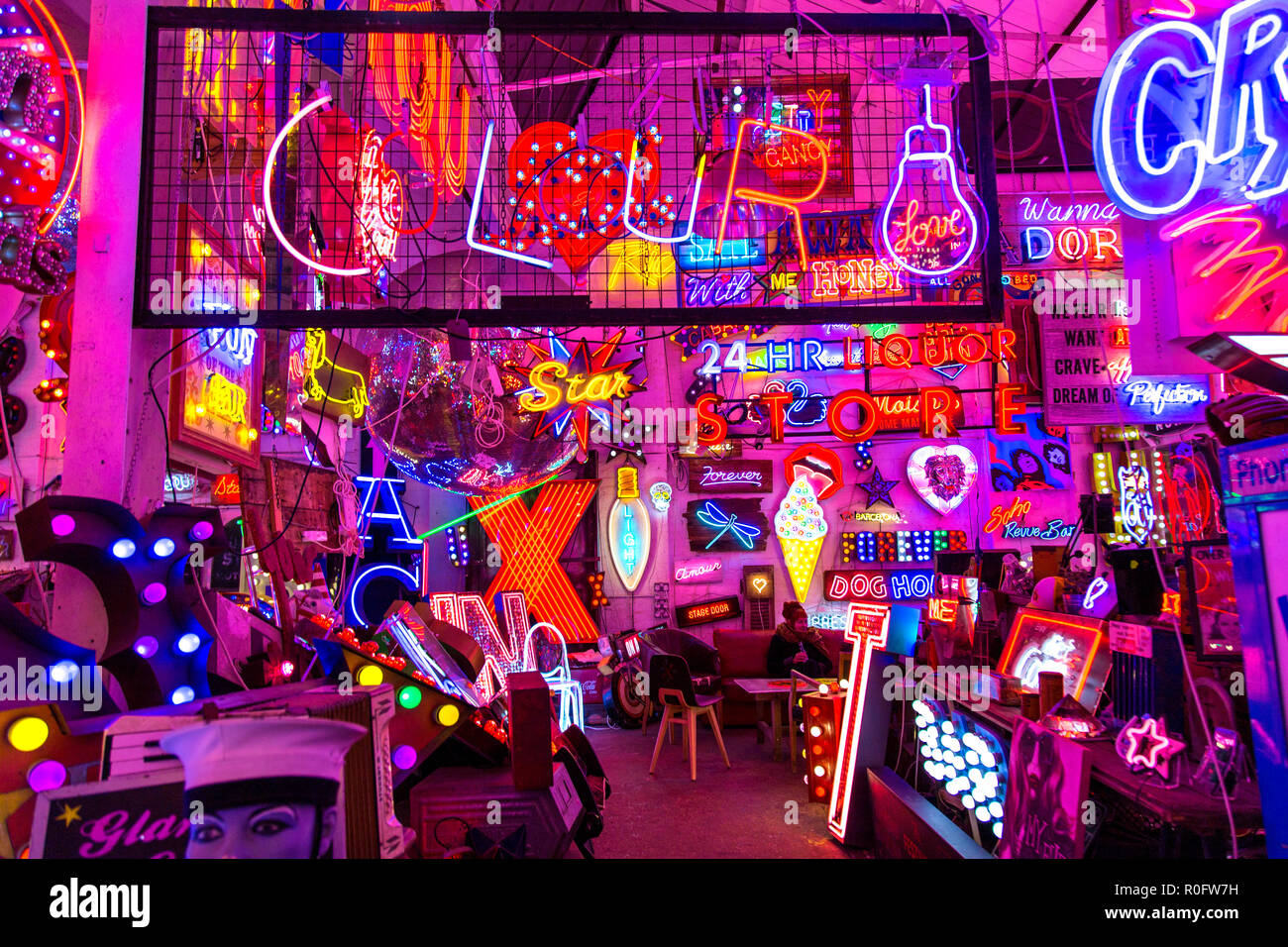 Zimmer mit hellen bunten Leuchtreklamen, neon shop Götter Schrottplatz, Walthamstow, London, UK Stockfoto