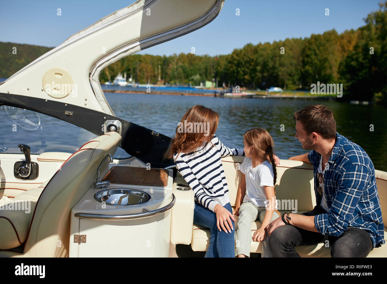 Familie mit Tochter gemeinsam Urlaub auf Segelboot in See Stockfoto