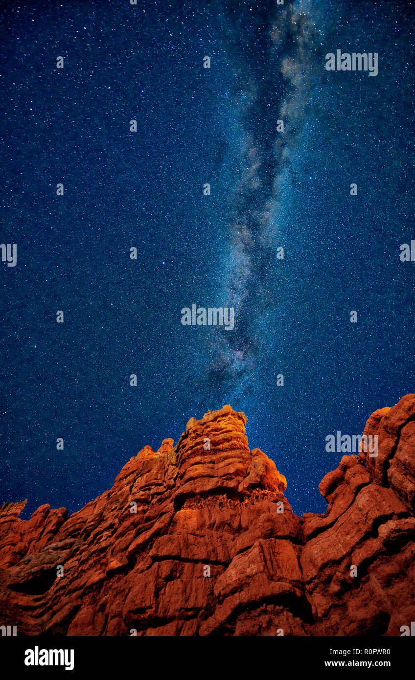 Nachthimmel mit Milchstraße über Red Canyon in Dixie National Forest, Utah, USA, Nordamerika Stockfoto